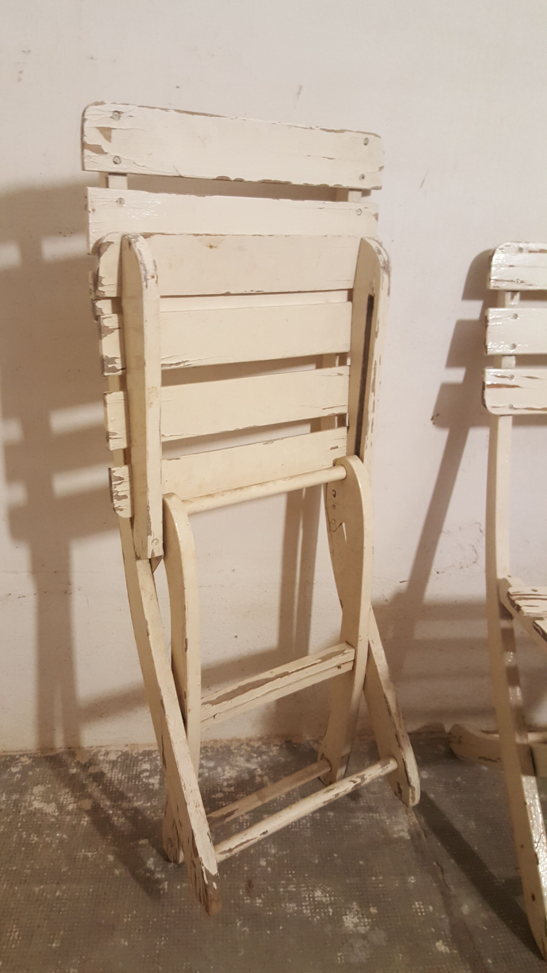 Foldable chairs pair