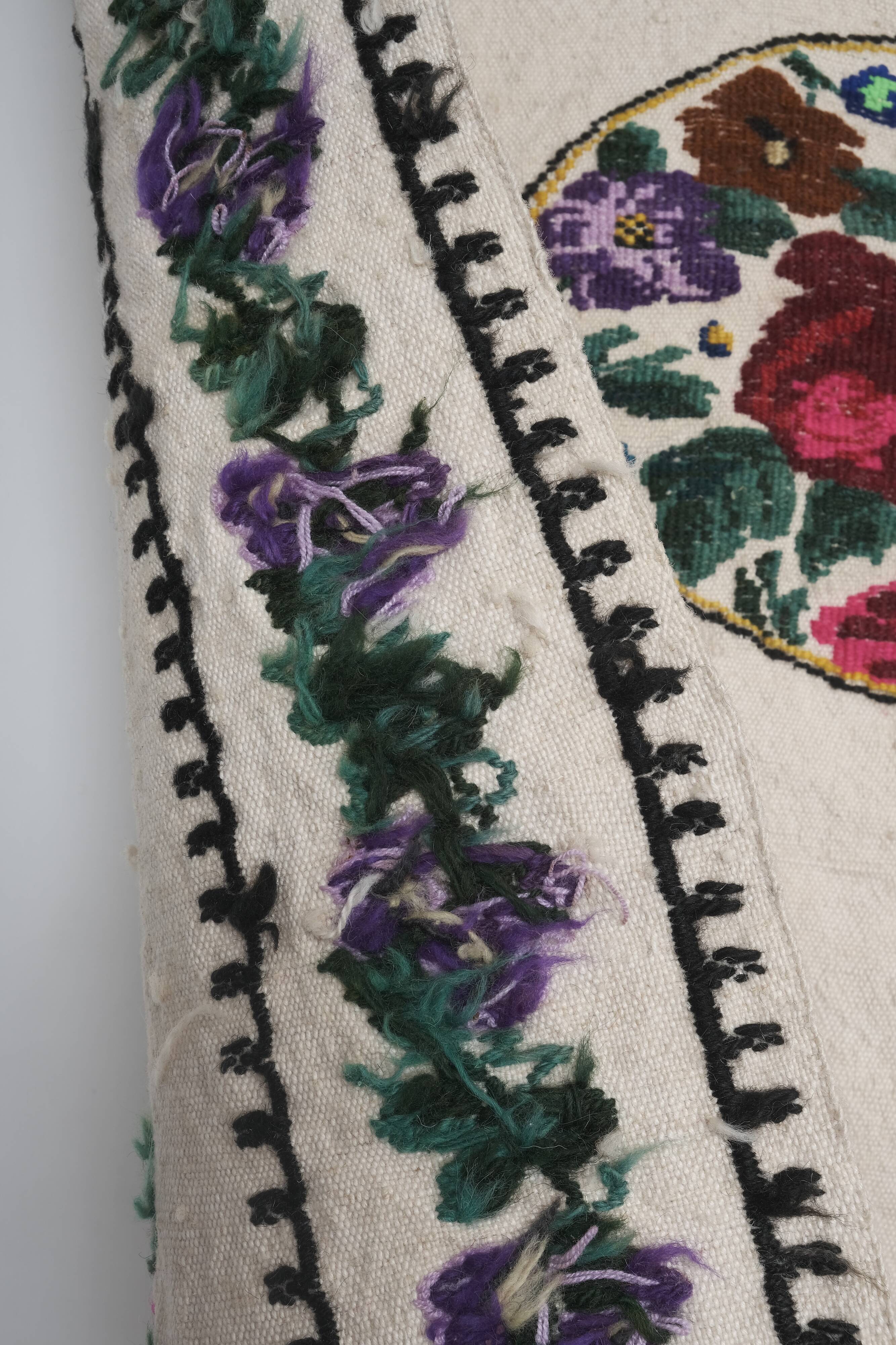 Vintage Turkish rug from Oushak, hand-woven 115x144 cm