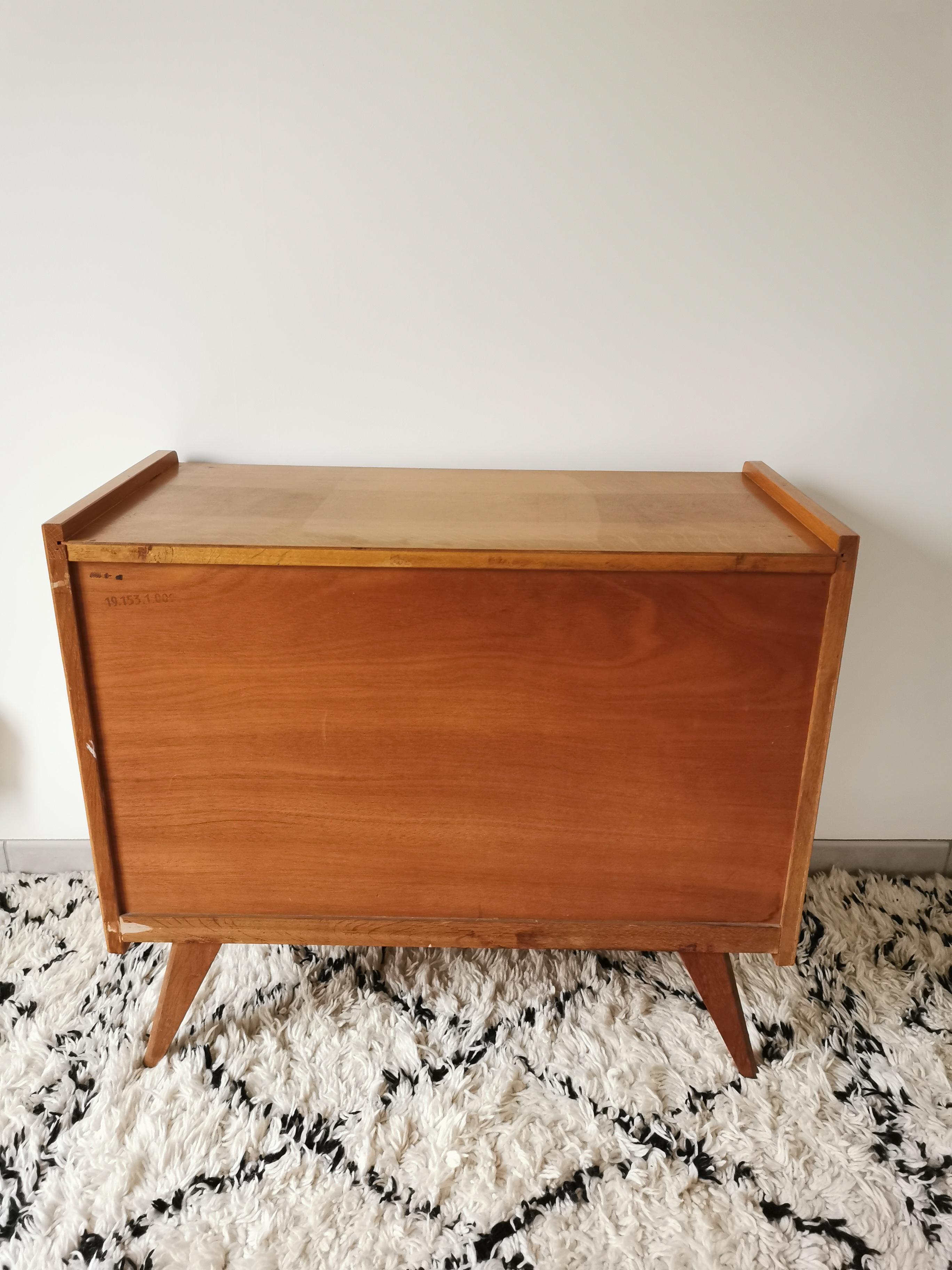 Commode pieds compas en rotin et bois