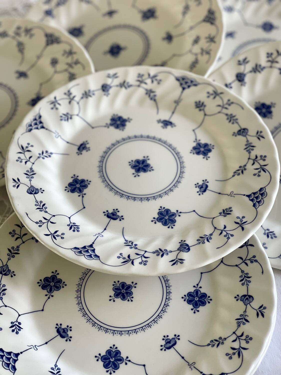 8 English dinner plates