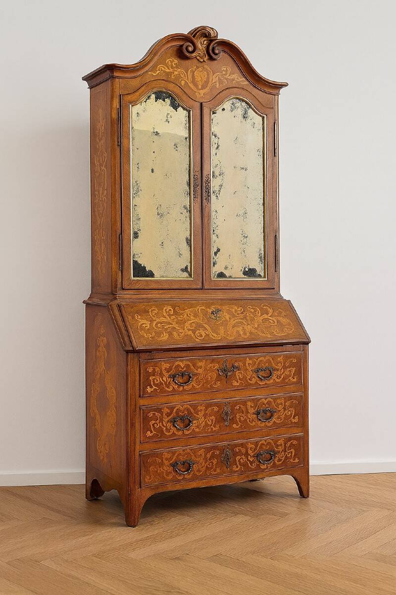 Venetian scriban secretary in Louis XV style, inlaid with walnut.