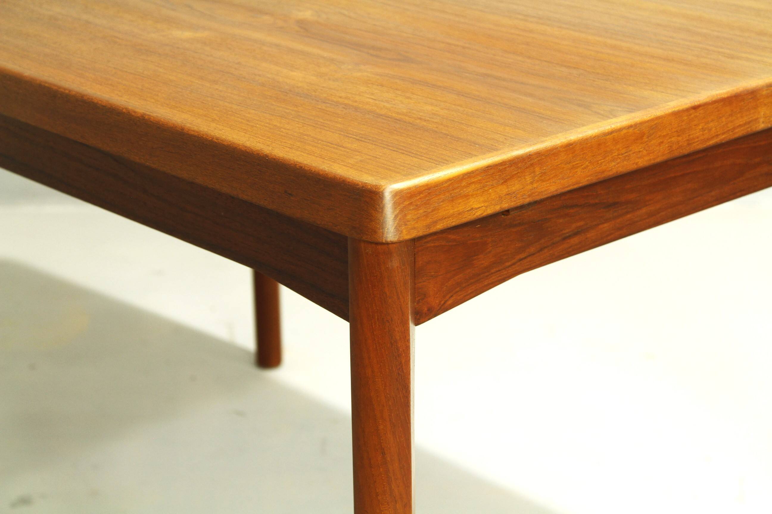 Table à manger en teck par Henning Kjaernulf, Danemark, années 1960.