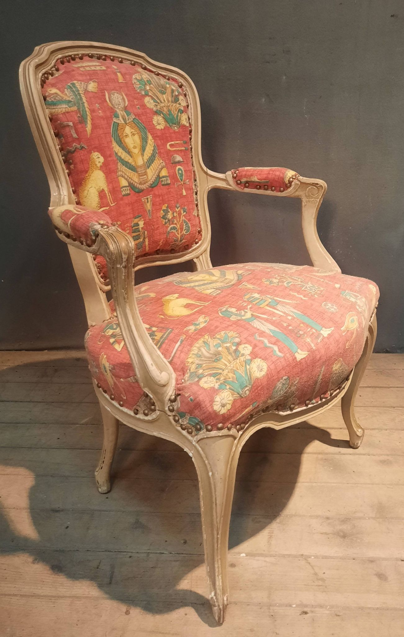 Fauteuil style Louis XV  tapissé à motif égyptien