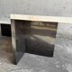 Table basse postmoderne en marbre blanc et granit noir — design sculptural asymétrique