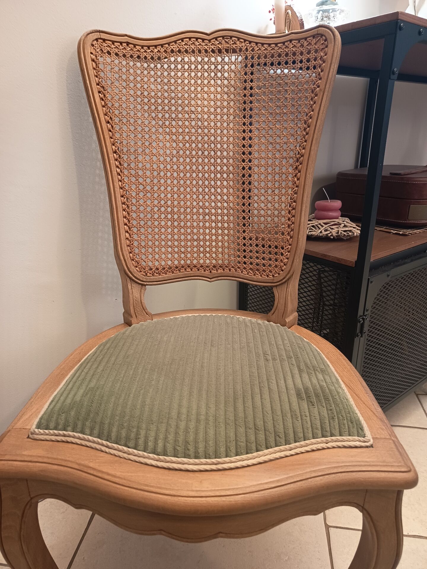 Chaise en bois, cannage et velours côtelé