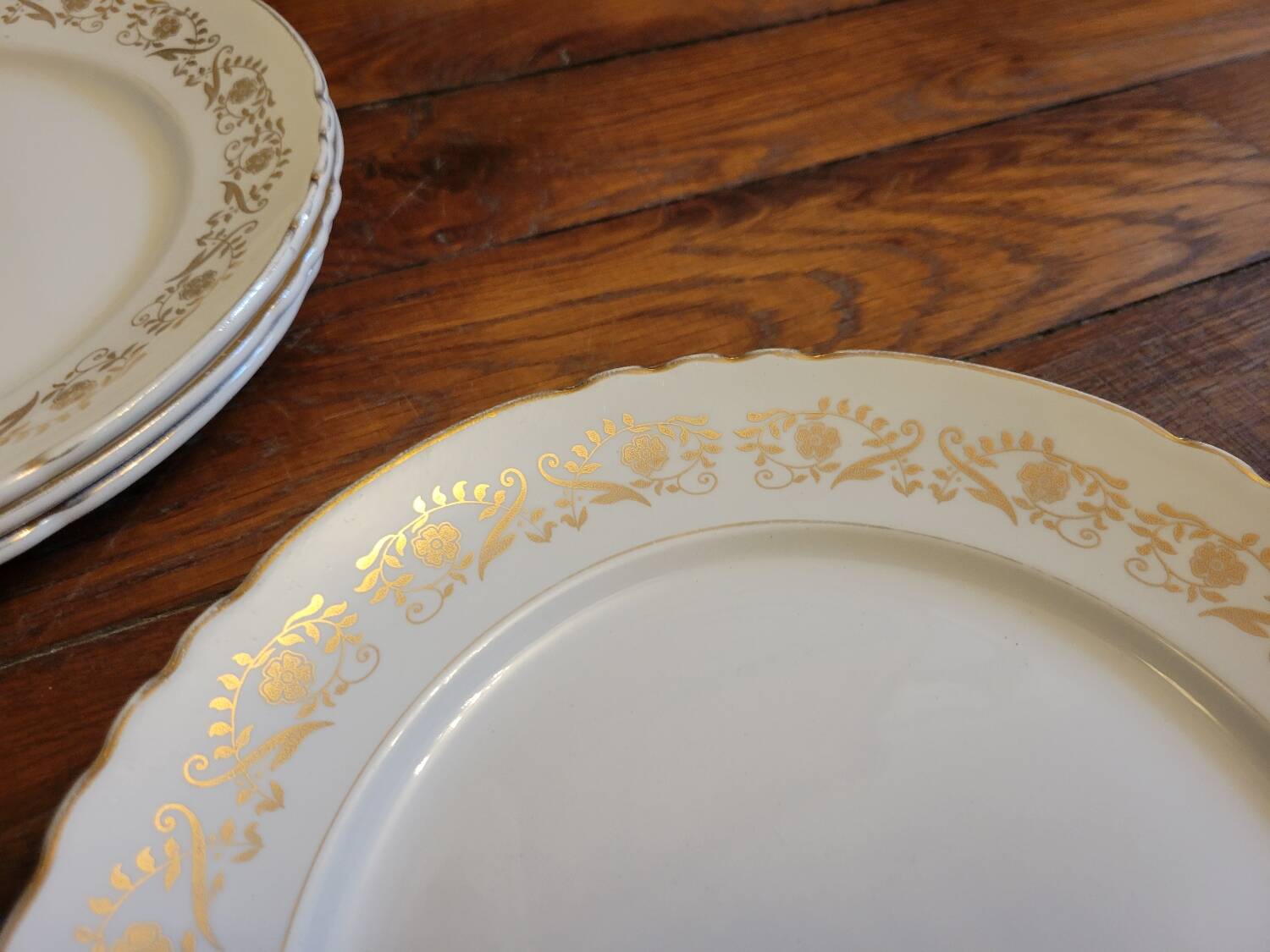 16 flat gold plates from Orchies porcelain