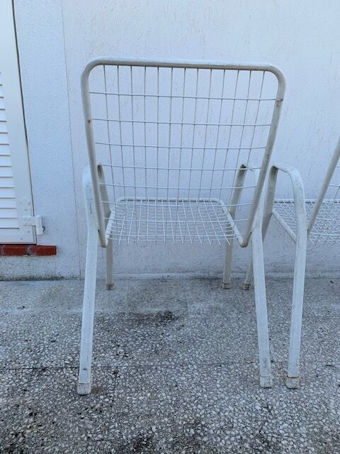 Lot of two metal chairs