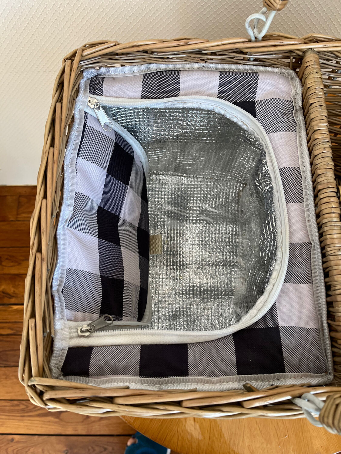 Picnic basket bottle locker