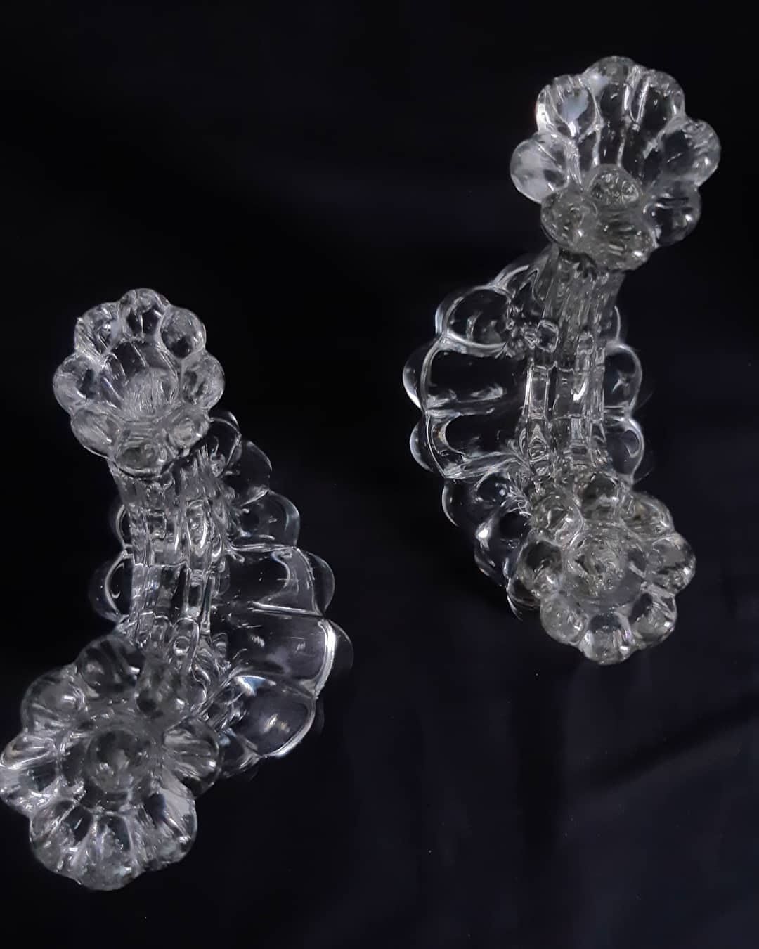 Paire de bougeoirs en verre