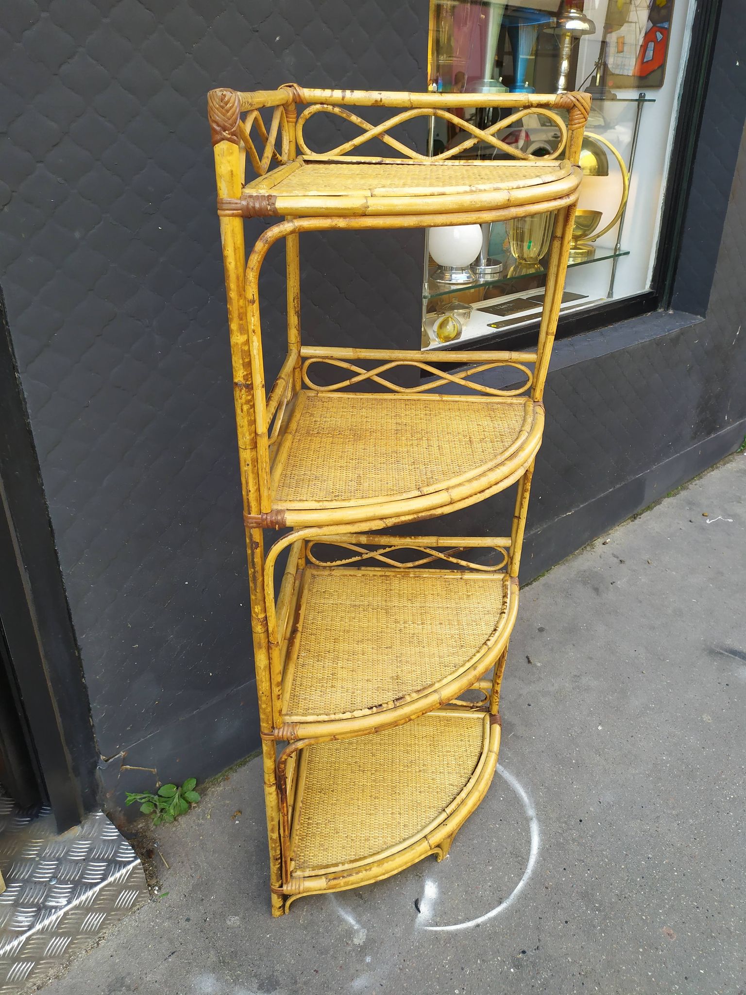 Étagère d'angle rotin vintage
