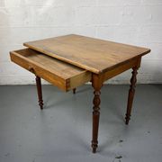 Table en bois avec tiroir