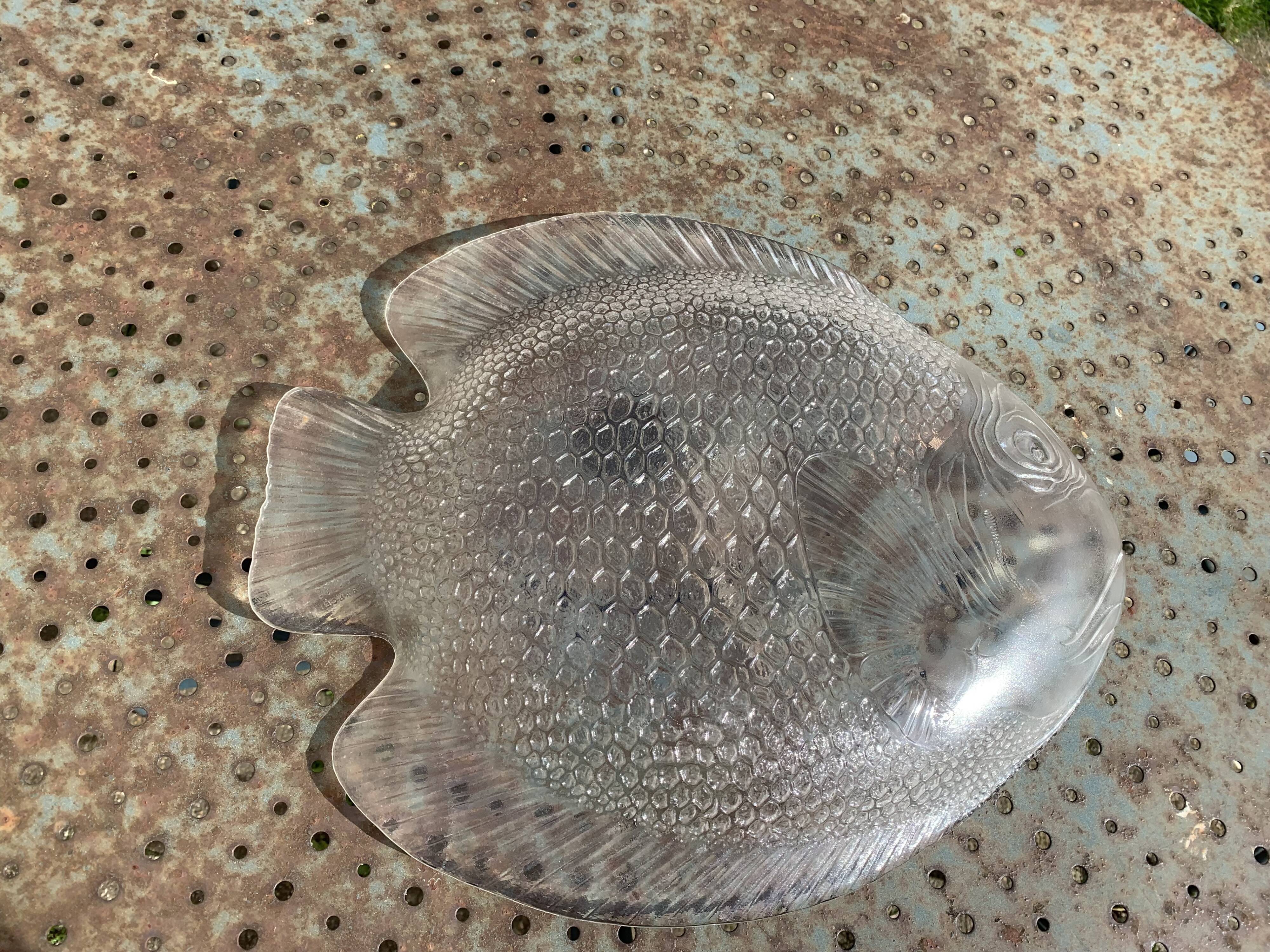 Large fish-shaped dish in transparent glass, made in France, vintage 1970