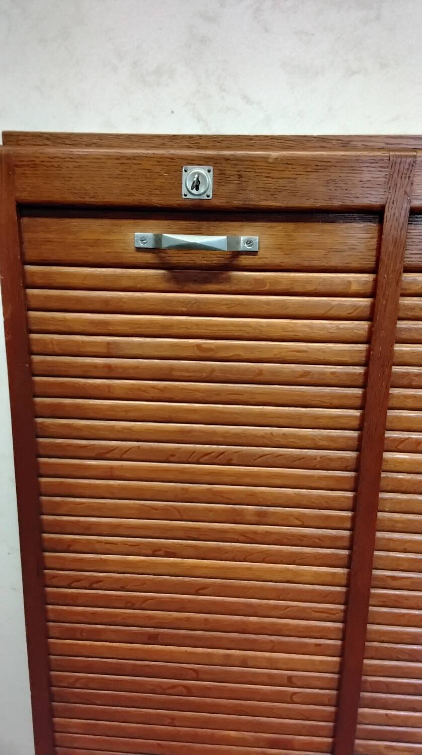 Double curtain cabinet