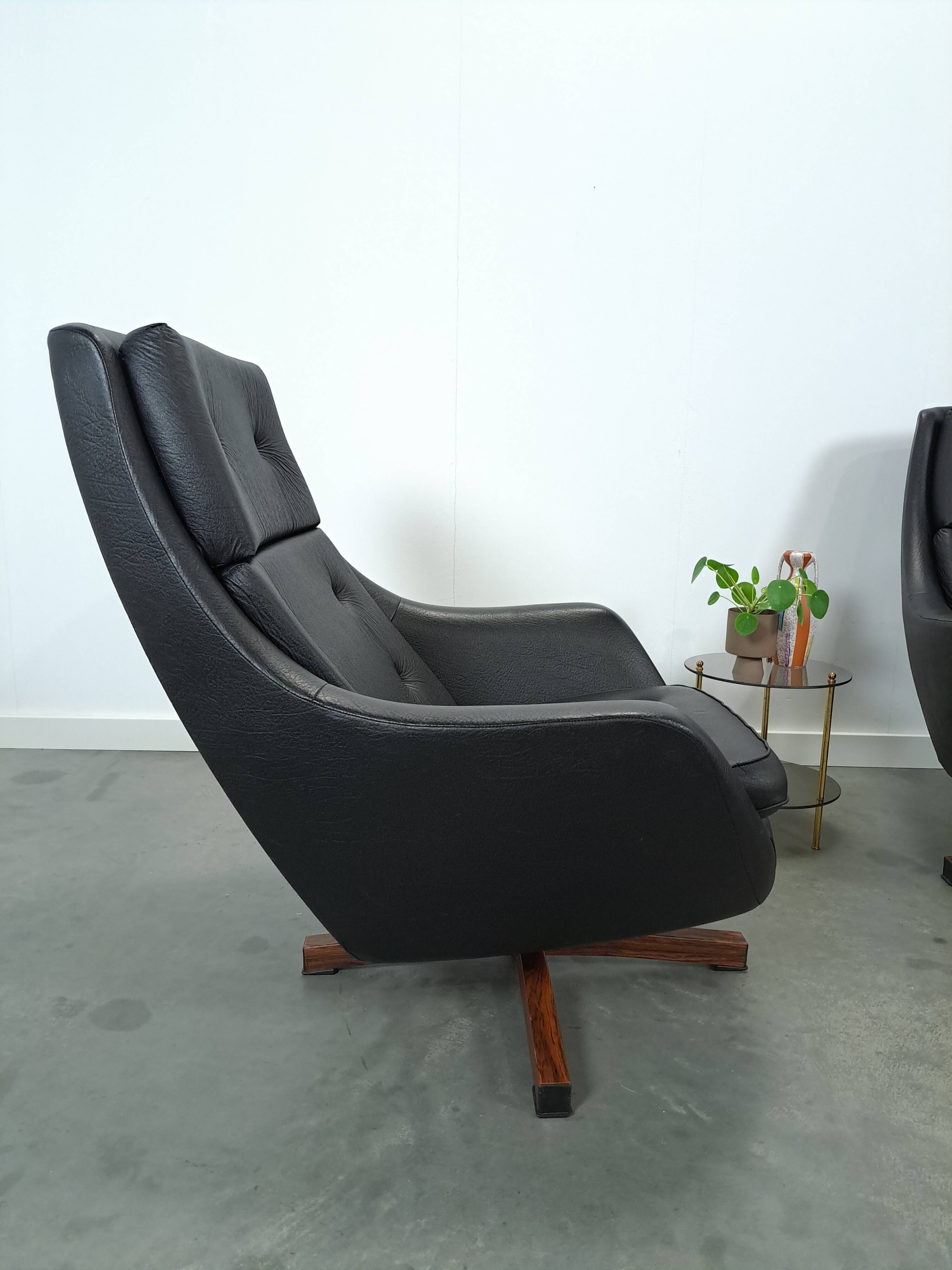 Fauteuil pivotant en similicuir noir provenant de Suède