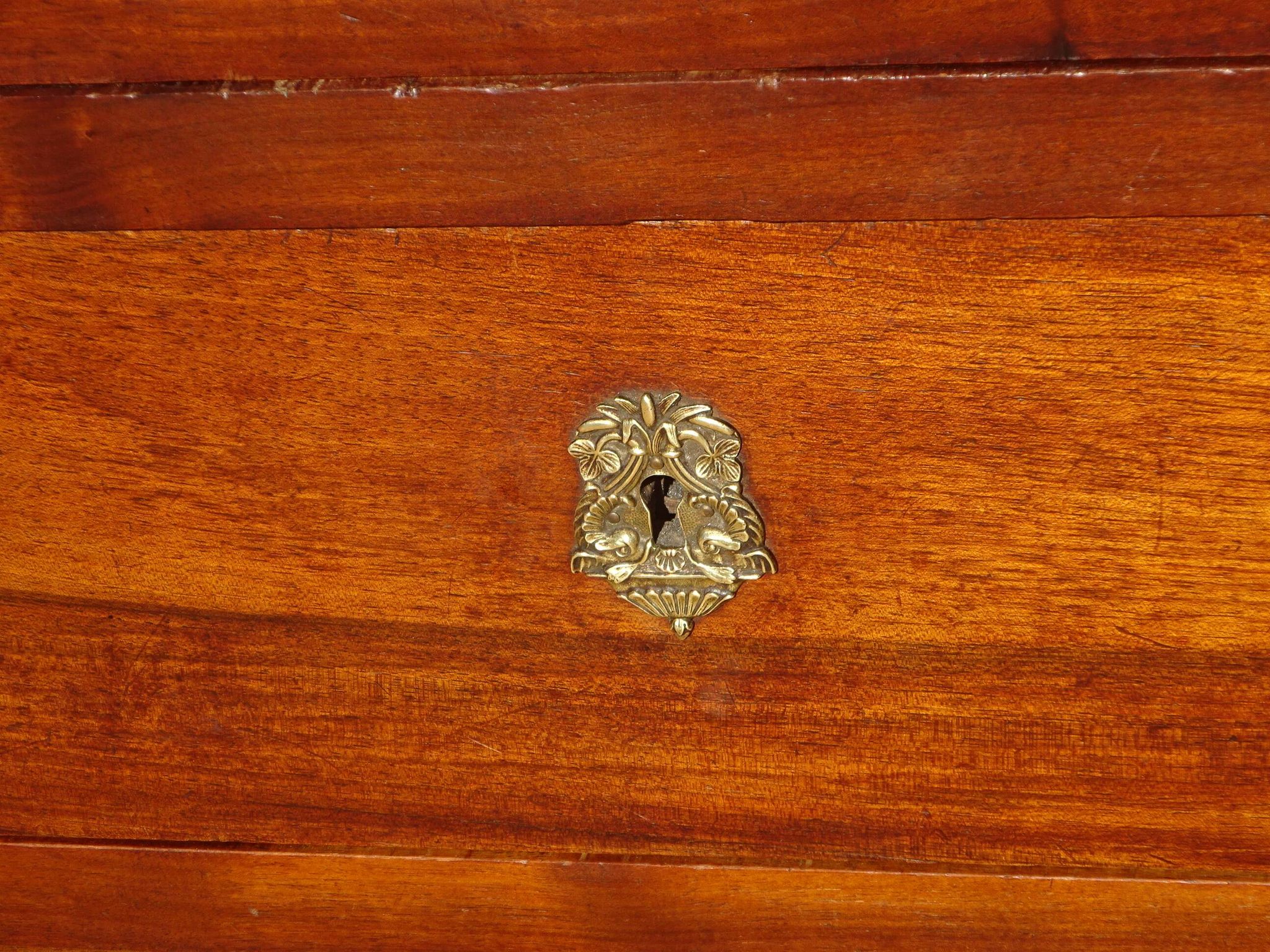 Ancienne commode à crosses tout en noyer massif