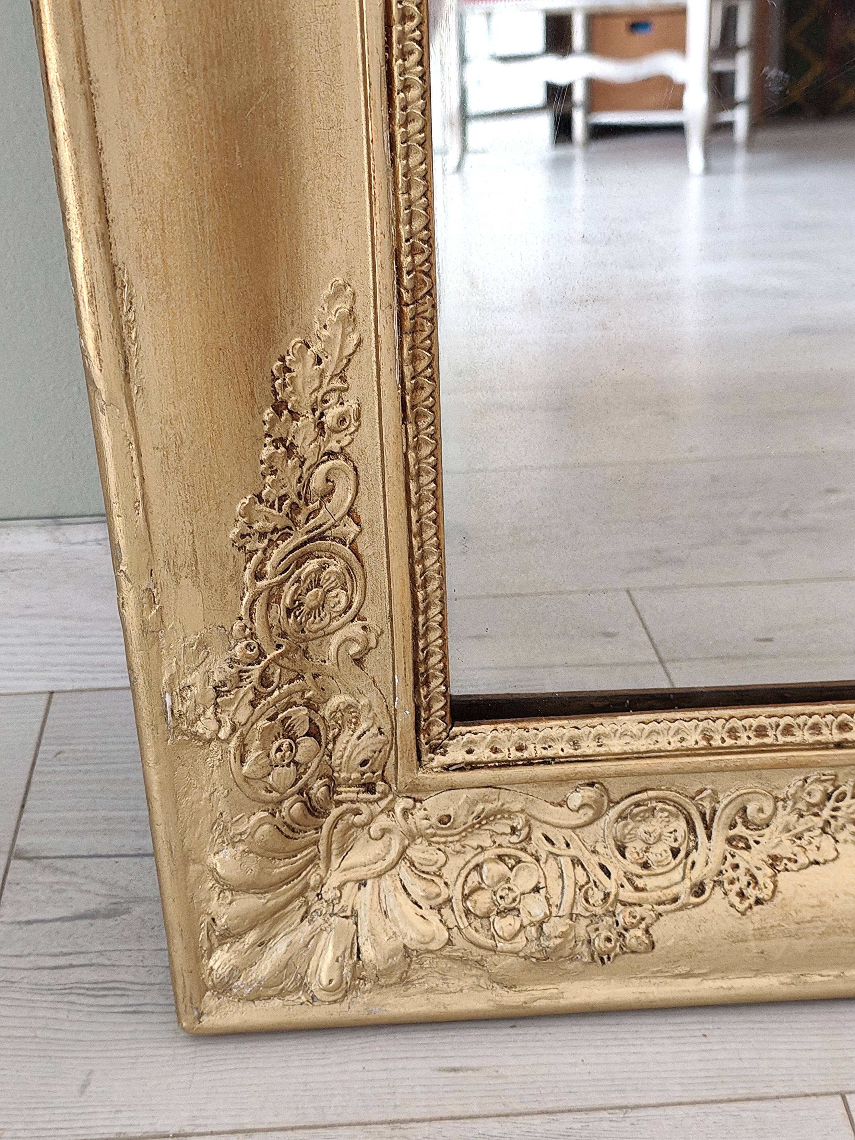 Wood and gilded stucco mirror, 19th century, 115 x 61.5 cm.