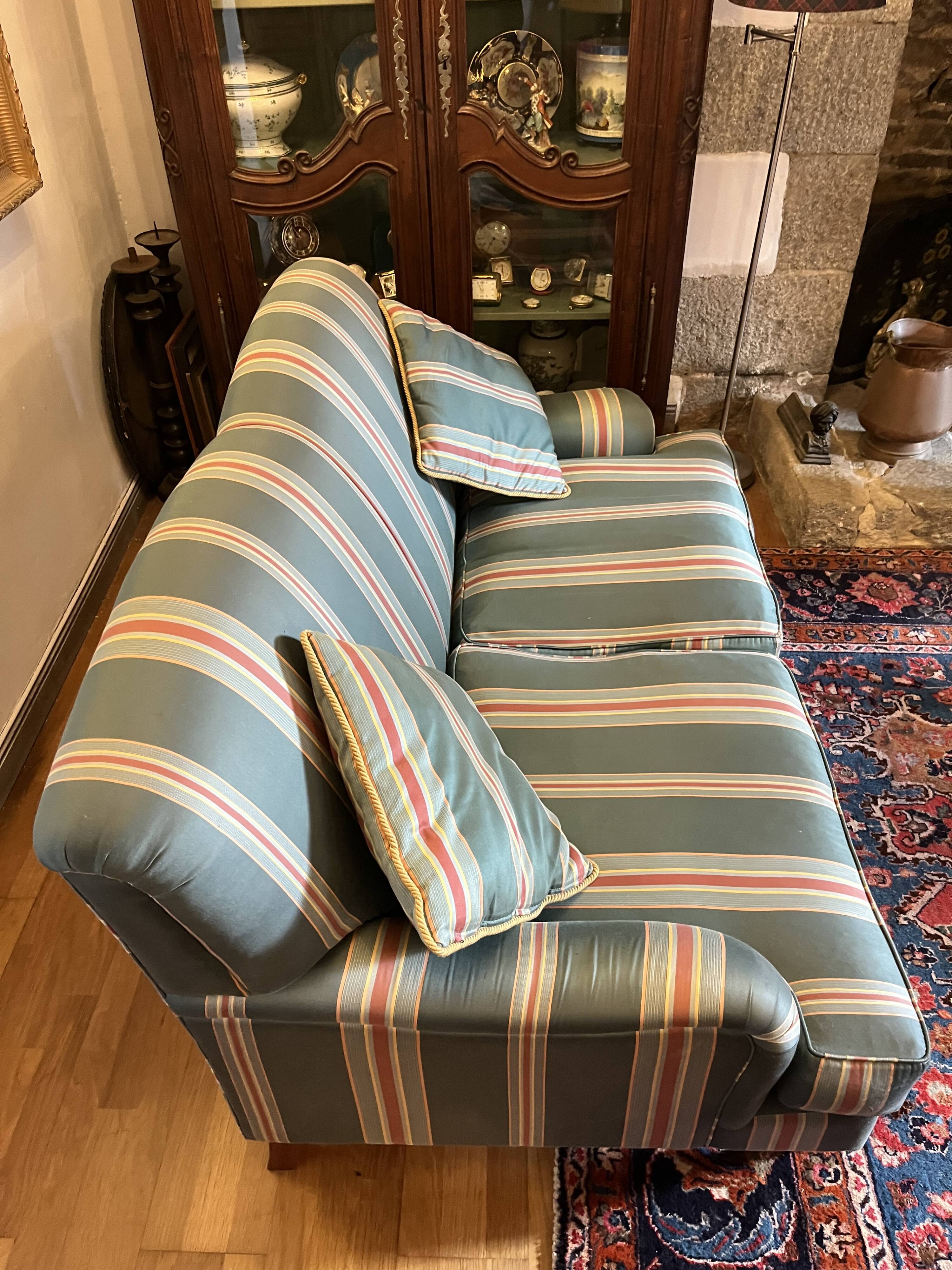 Classic vintage tufted canapé (2 seats)