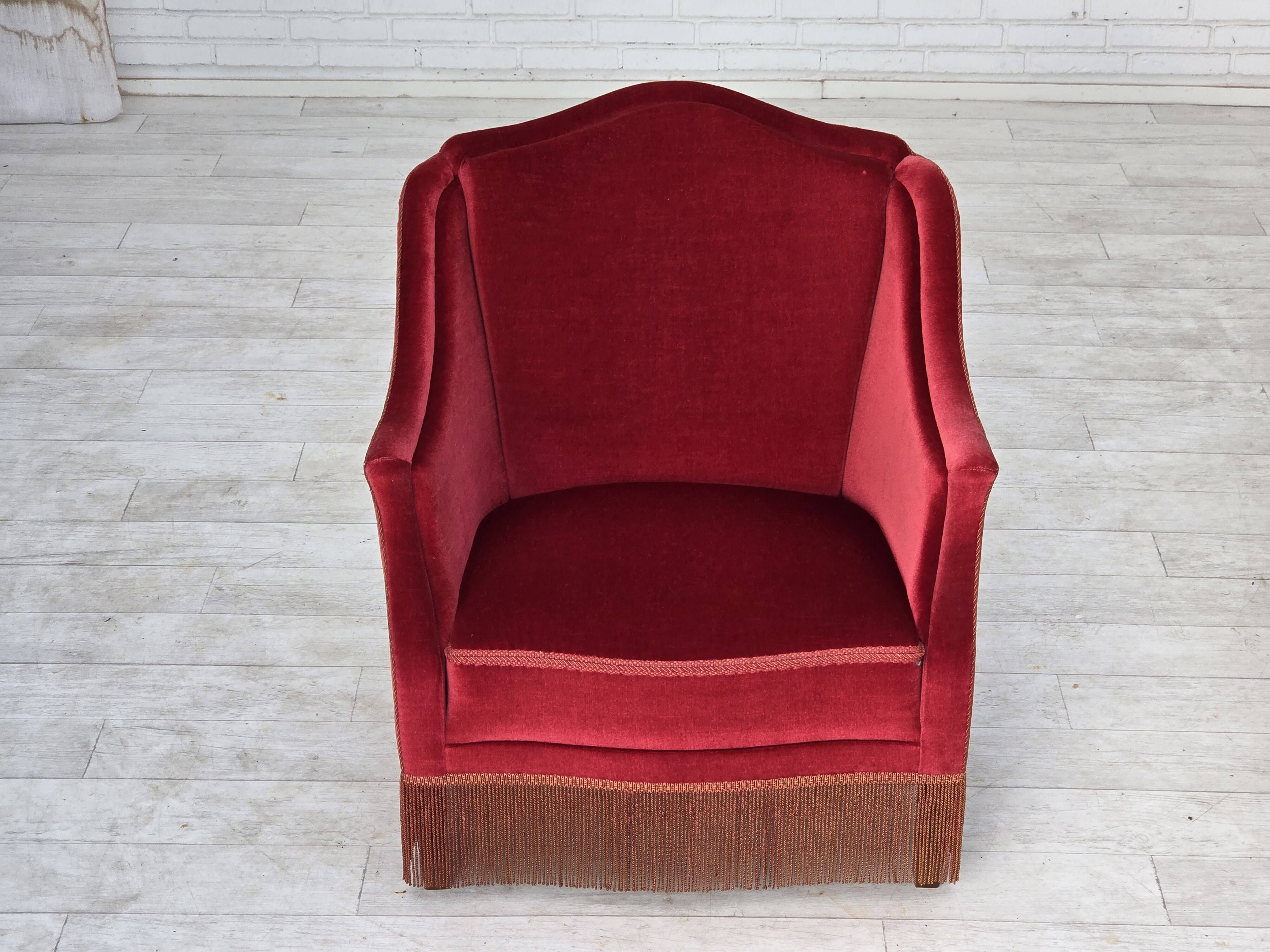 Fauteuil danois des années 1970, velours de mobilier, pieds en bois d'orme.