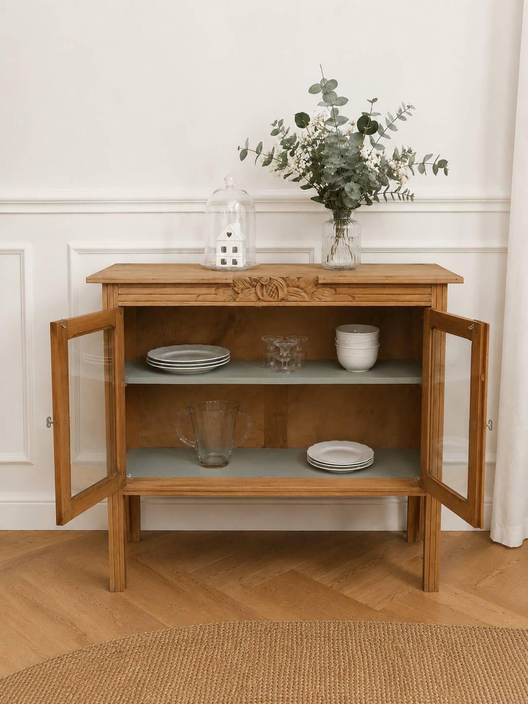 Art Deco sideboard in wood, with 2 glass doors.