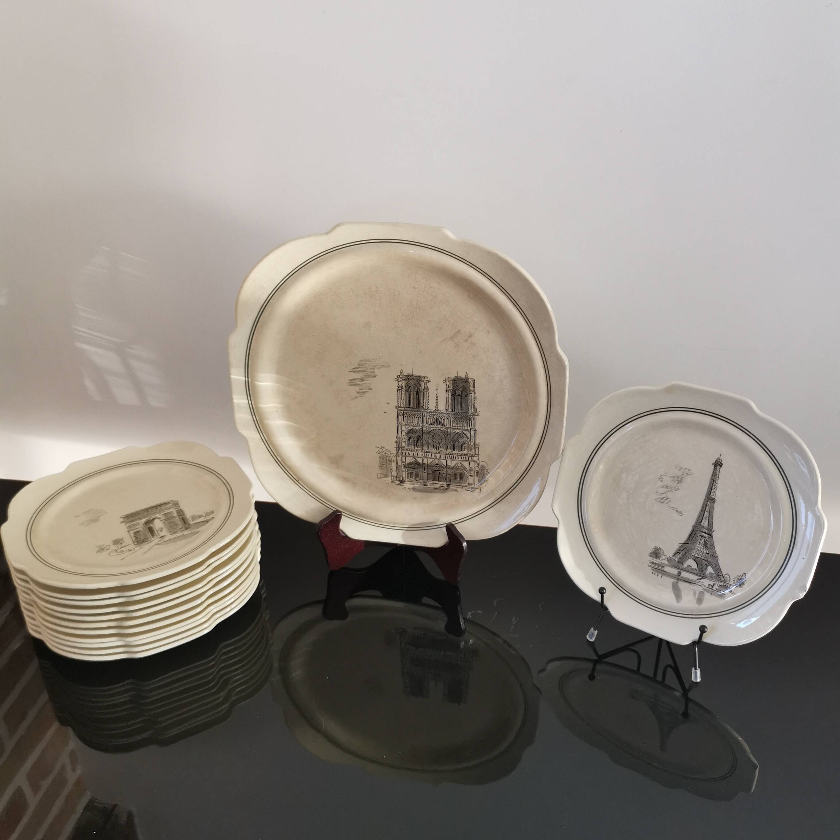 Série de 12 assiettes à dessert et son plateau à gâteaux Gien Paris Monuments