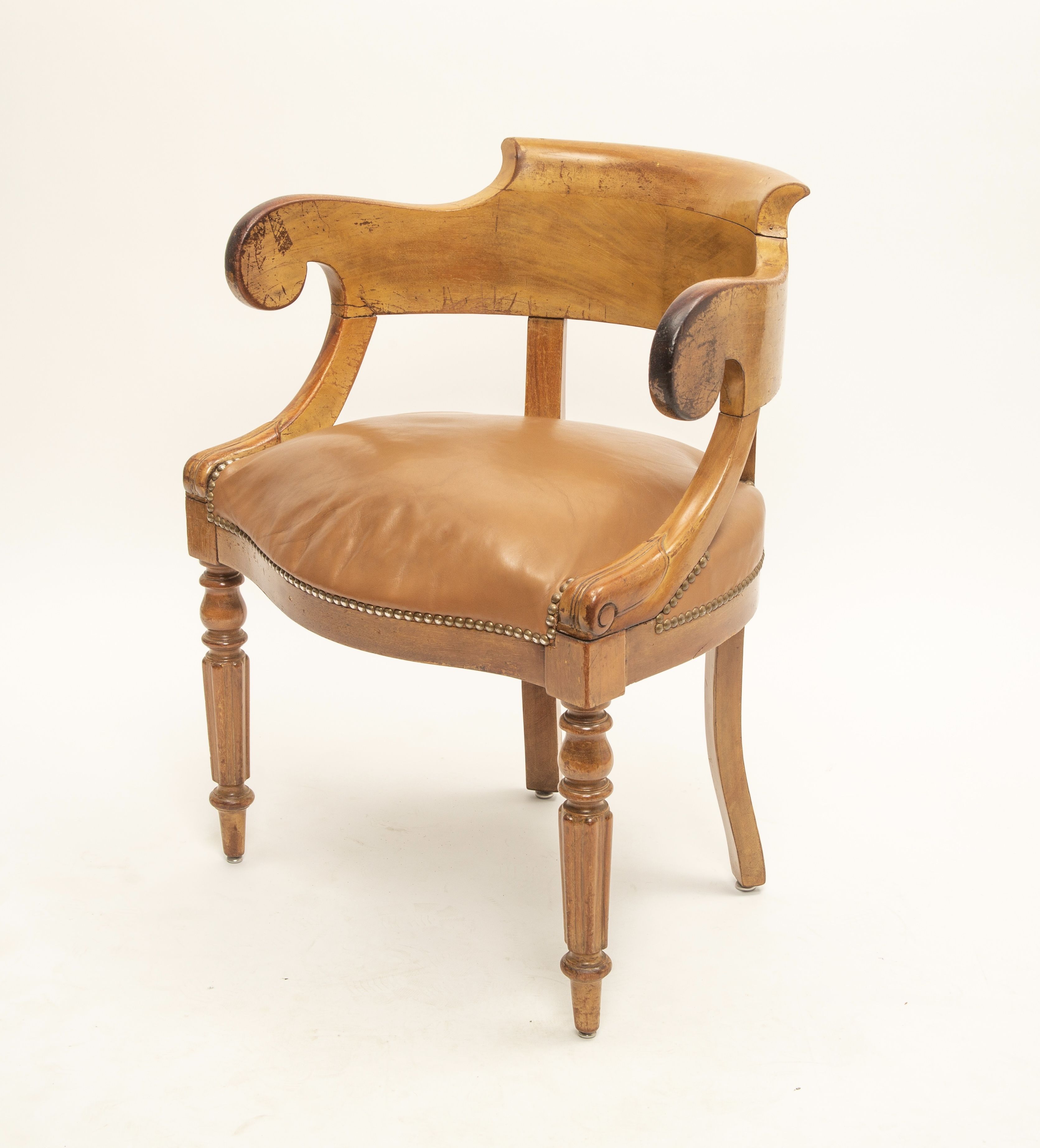 Fauteuil de bureau gondole époque Louis Philippe cuir et bois