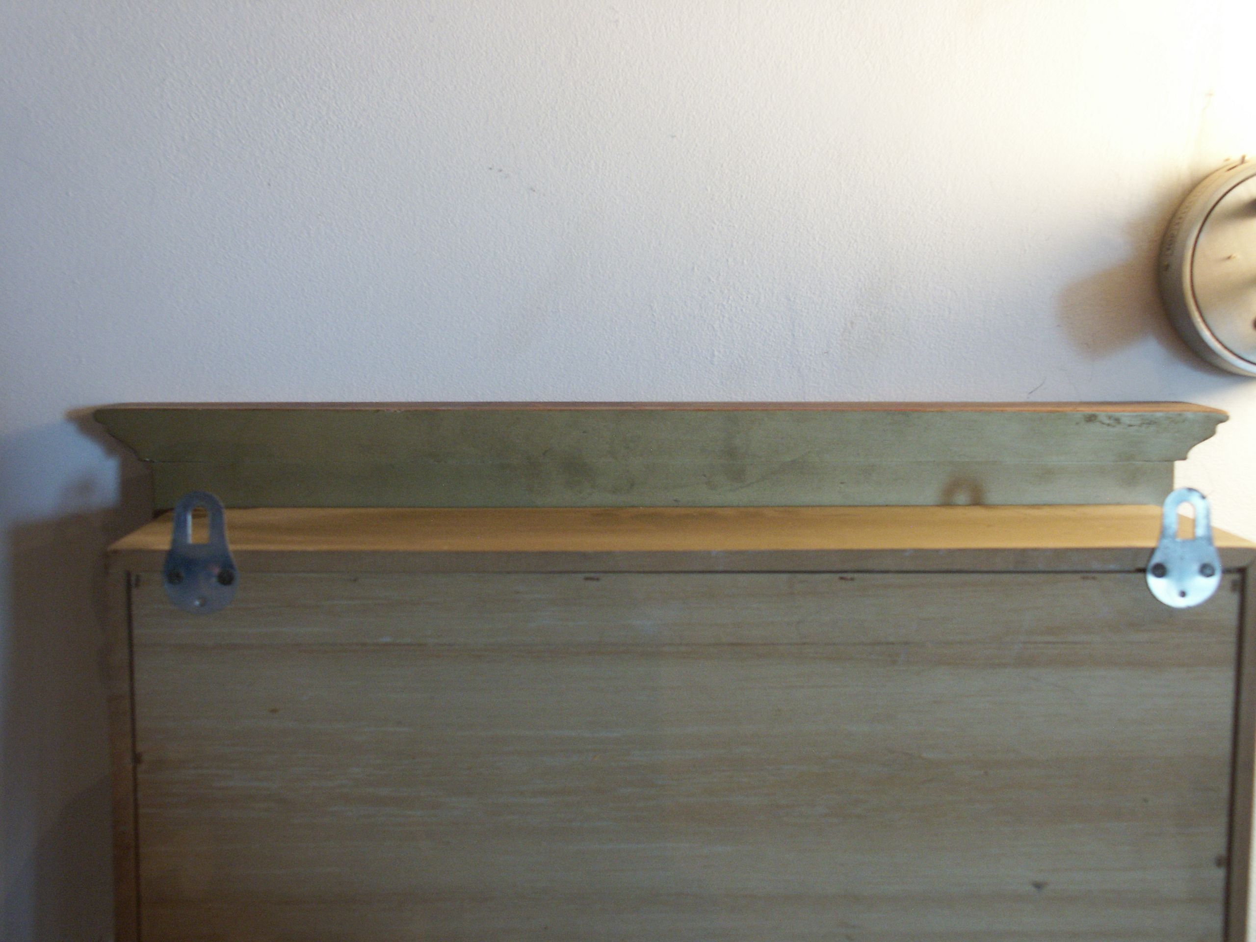 Wall showcase for collections