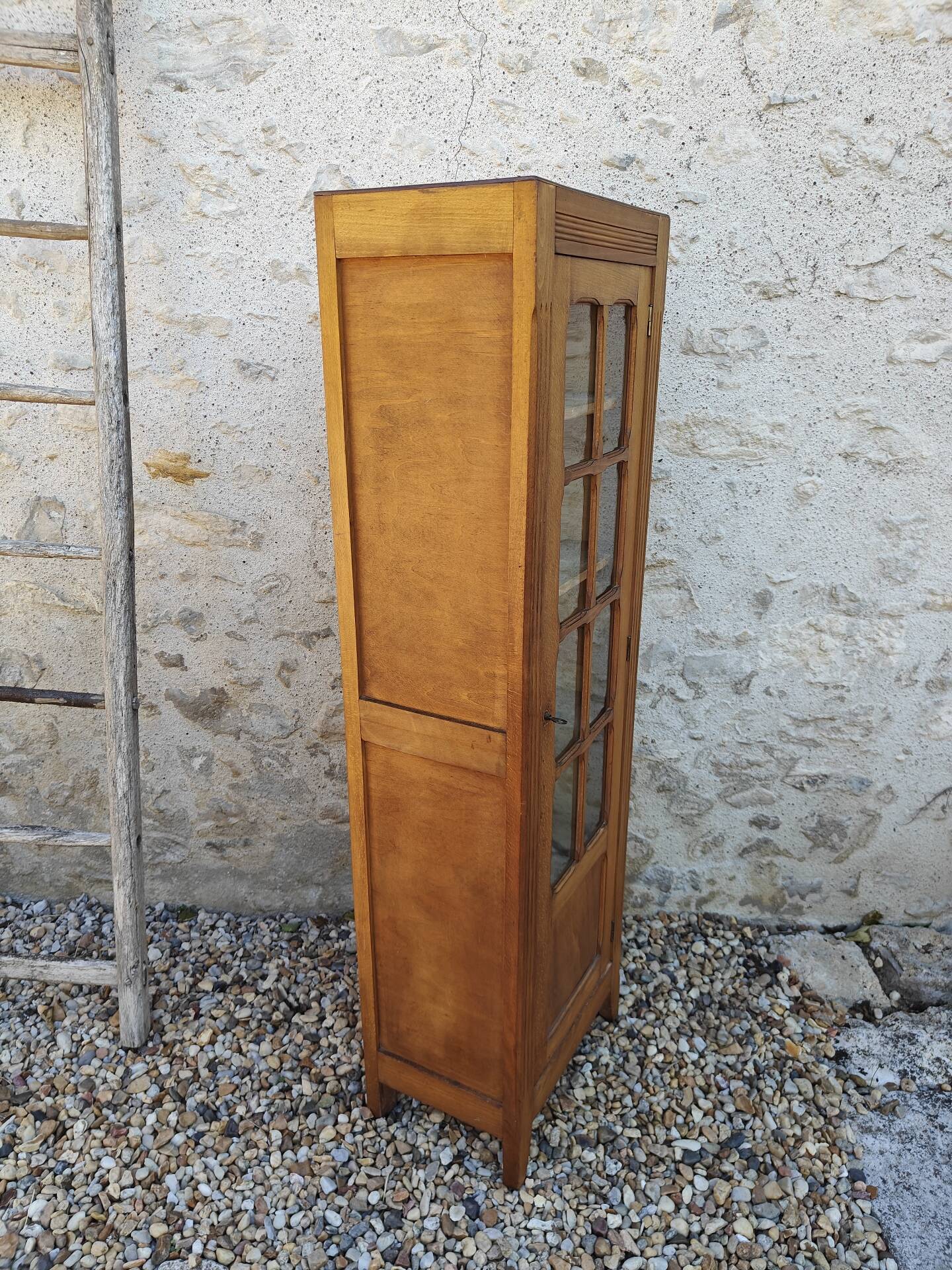 Showcase an old door, small bookshelf.