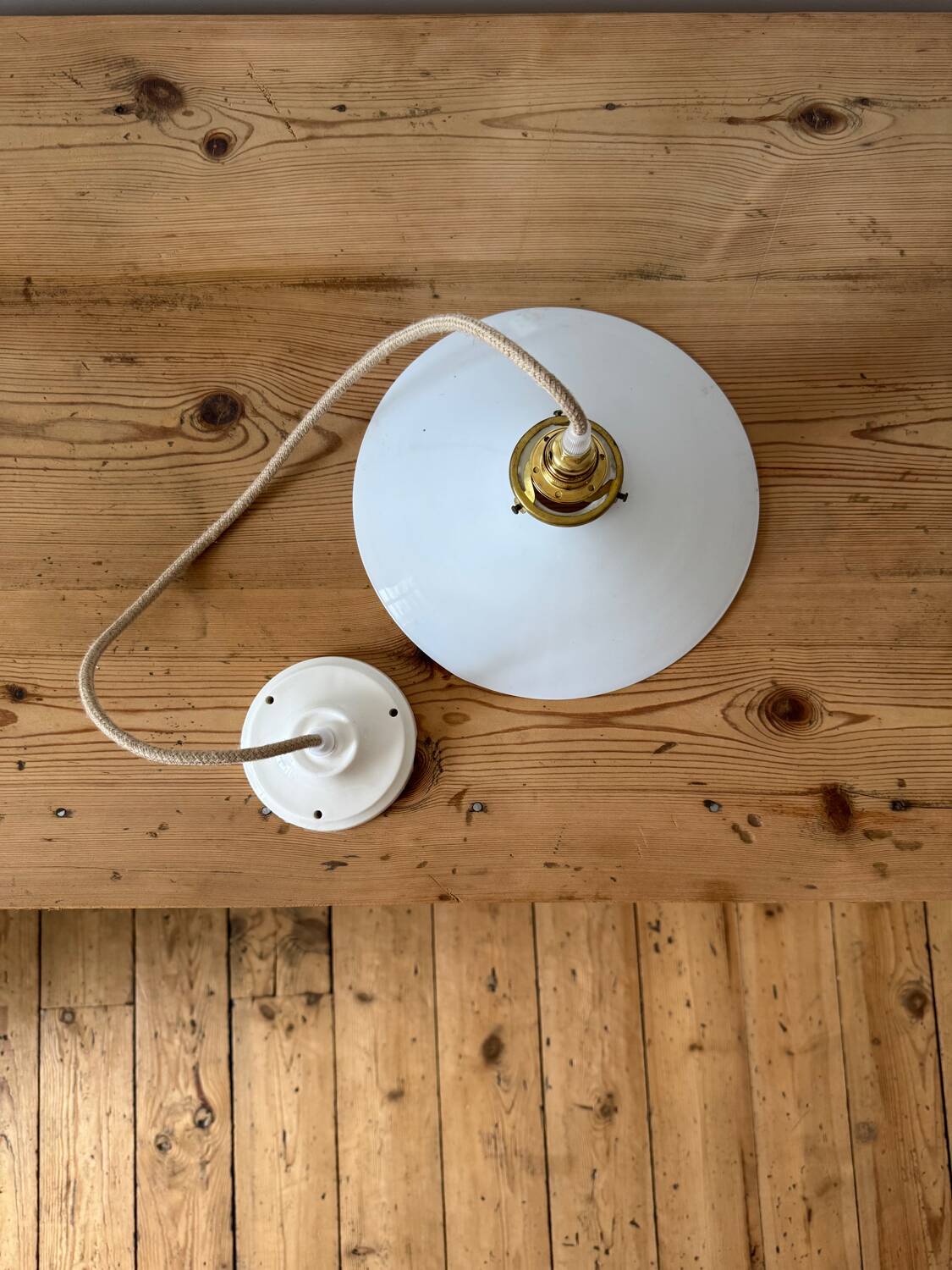 Suspension in white opaline