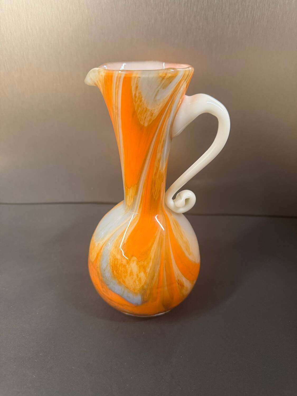 Marbled orange and white glass vase with applied handle – Art Deco