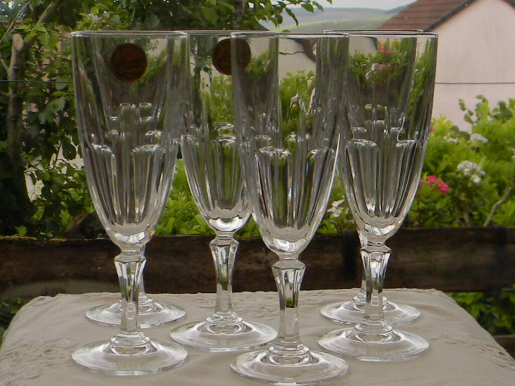 Set of 6 arques crystal champagne flutes. bergamo model.