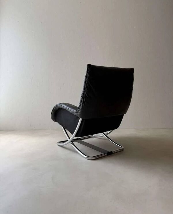 Fauteuil suisse avec repose-pieds par Robert Haussmann des années 1980.