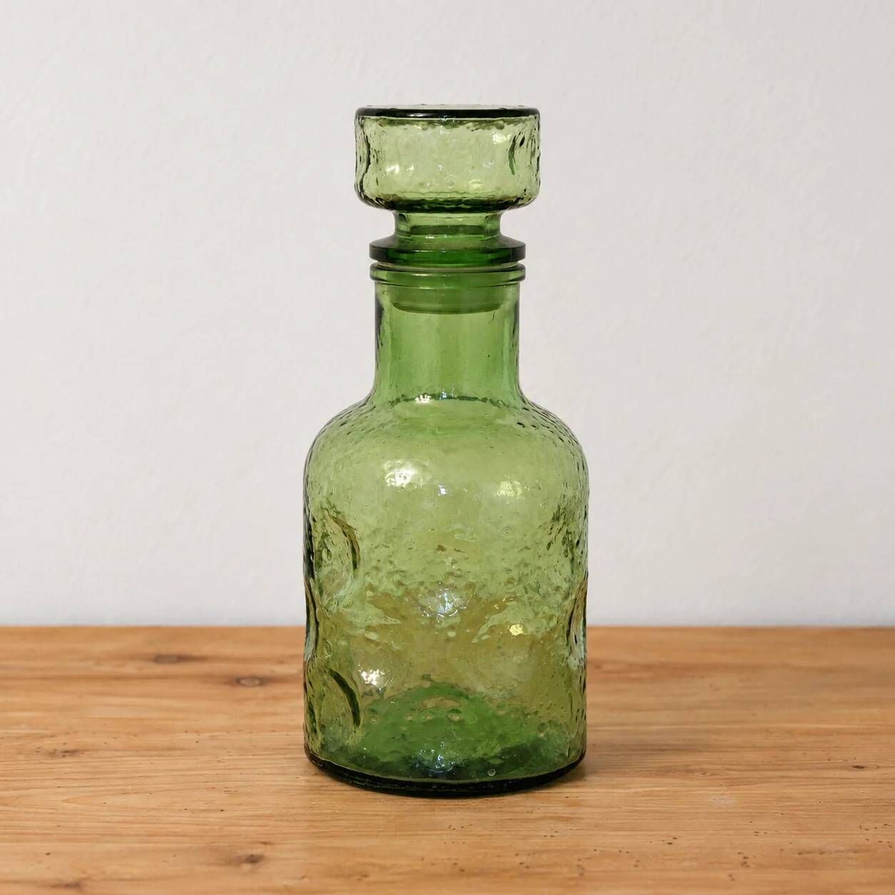 Carafe vintage en verre vert texturé avec bouchon assorti – H25 cm