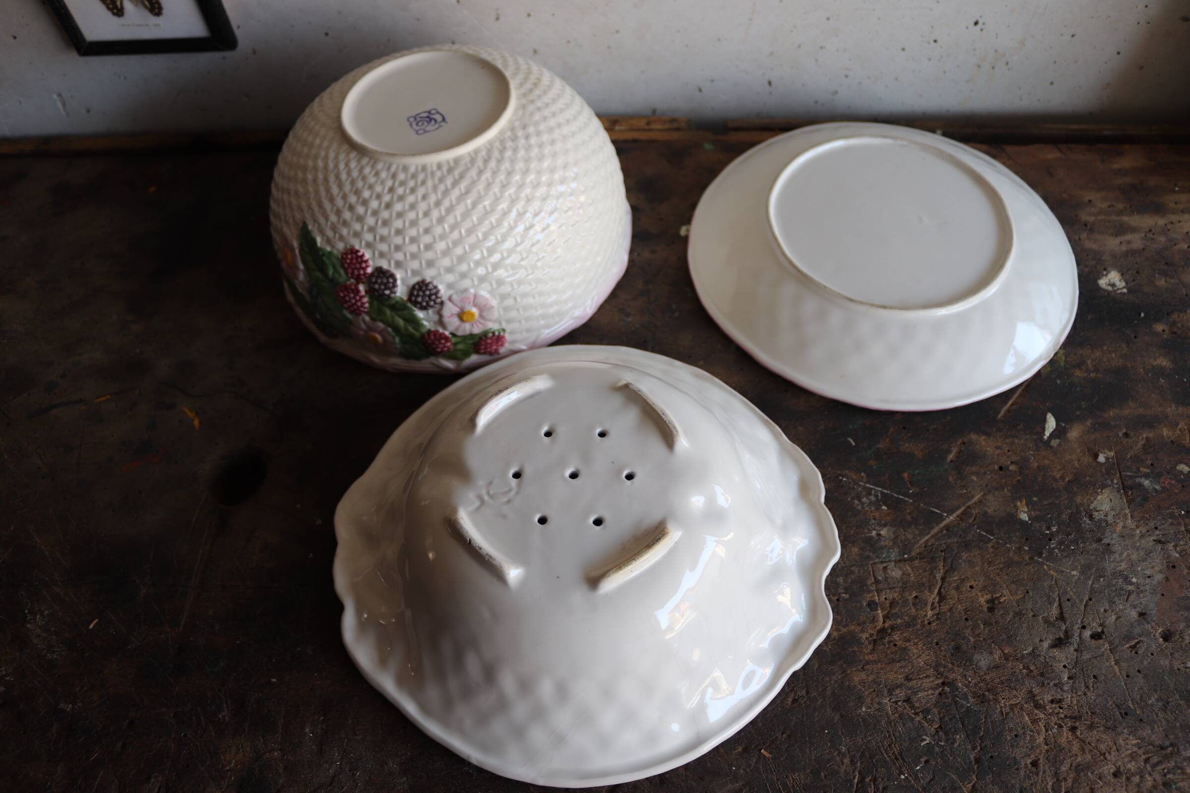 Salad bowl and drainer in vintage slip