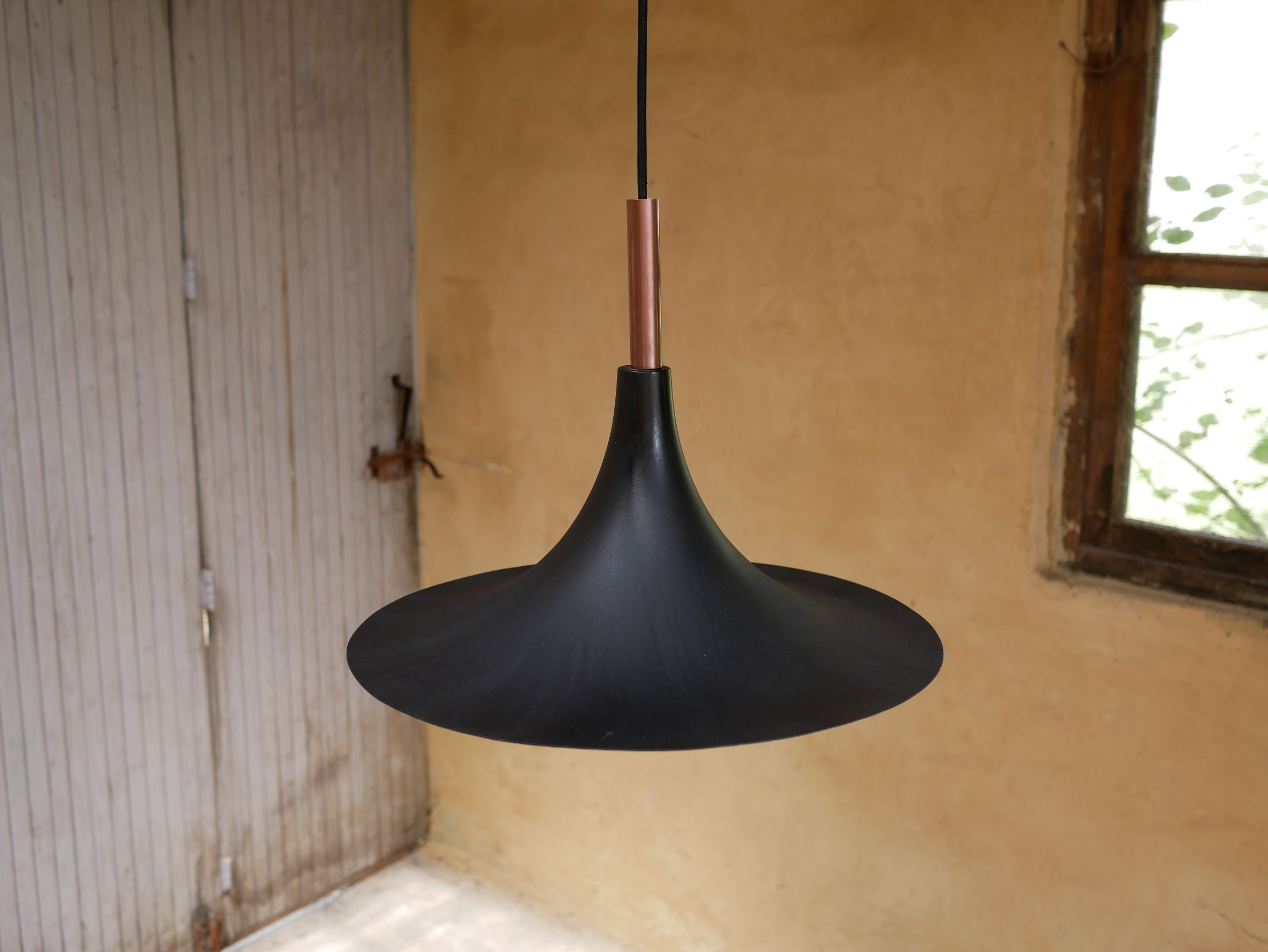 Vintage tulip hanging lamp in black metal and copper