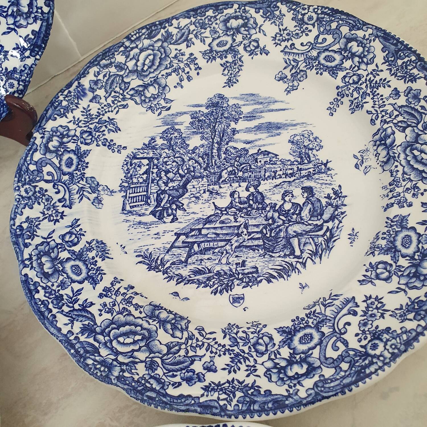 4 earthenware plates with floral and pastoral scene motif