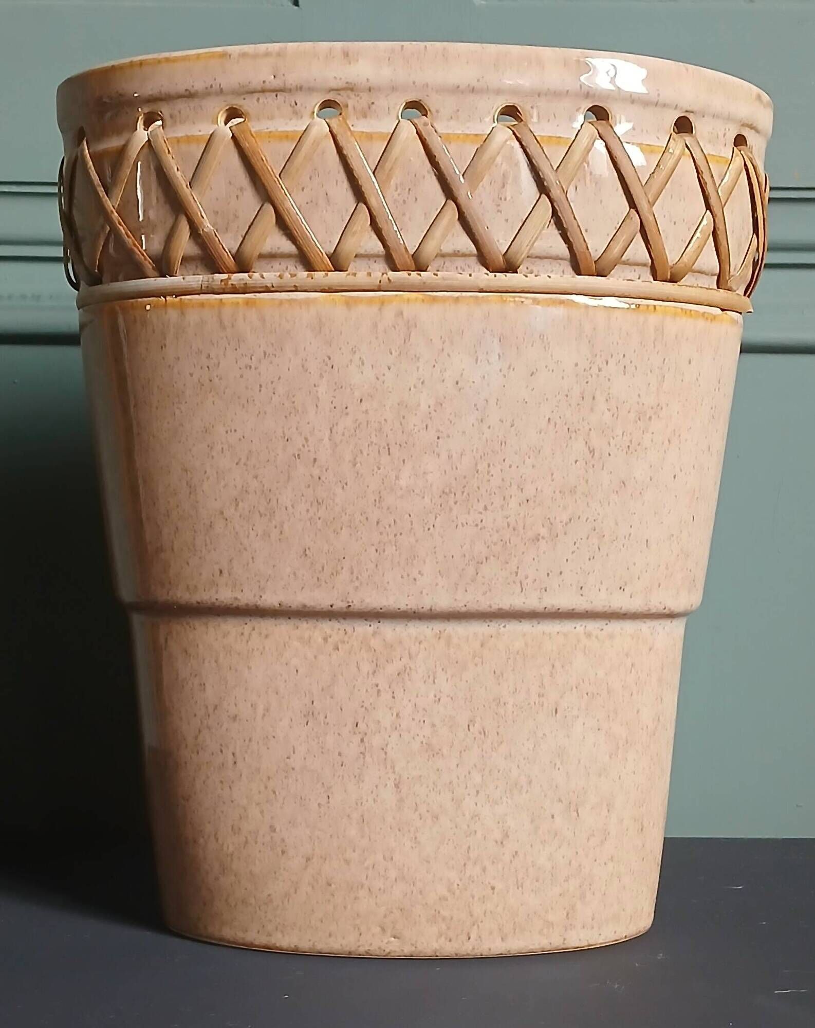 Vase plat en céramique ajourée & rotin tressé.