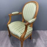 Paire de fauteuils de style Louis XVI en tissu rayé vert, XXème siècle
