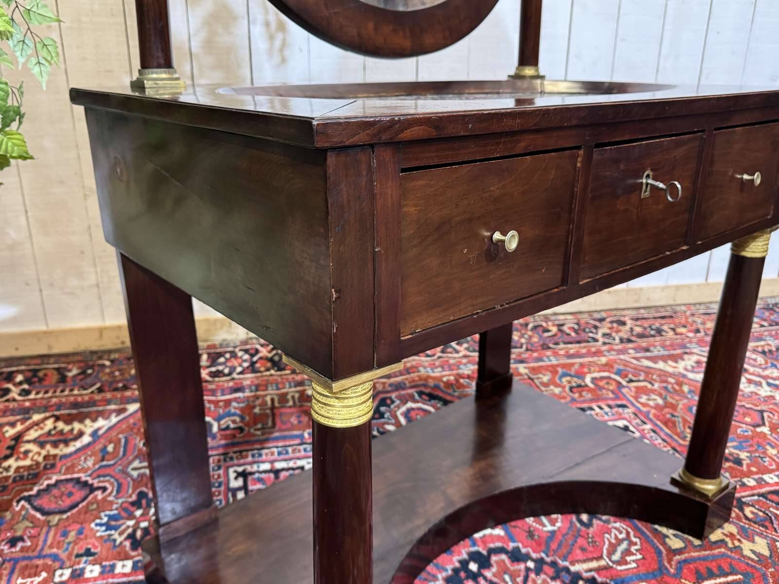 Empire hairdresser from the 19th century in mahogany with a marble top.