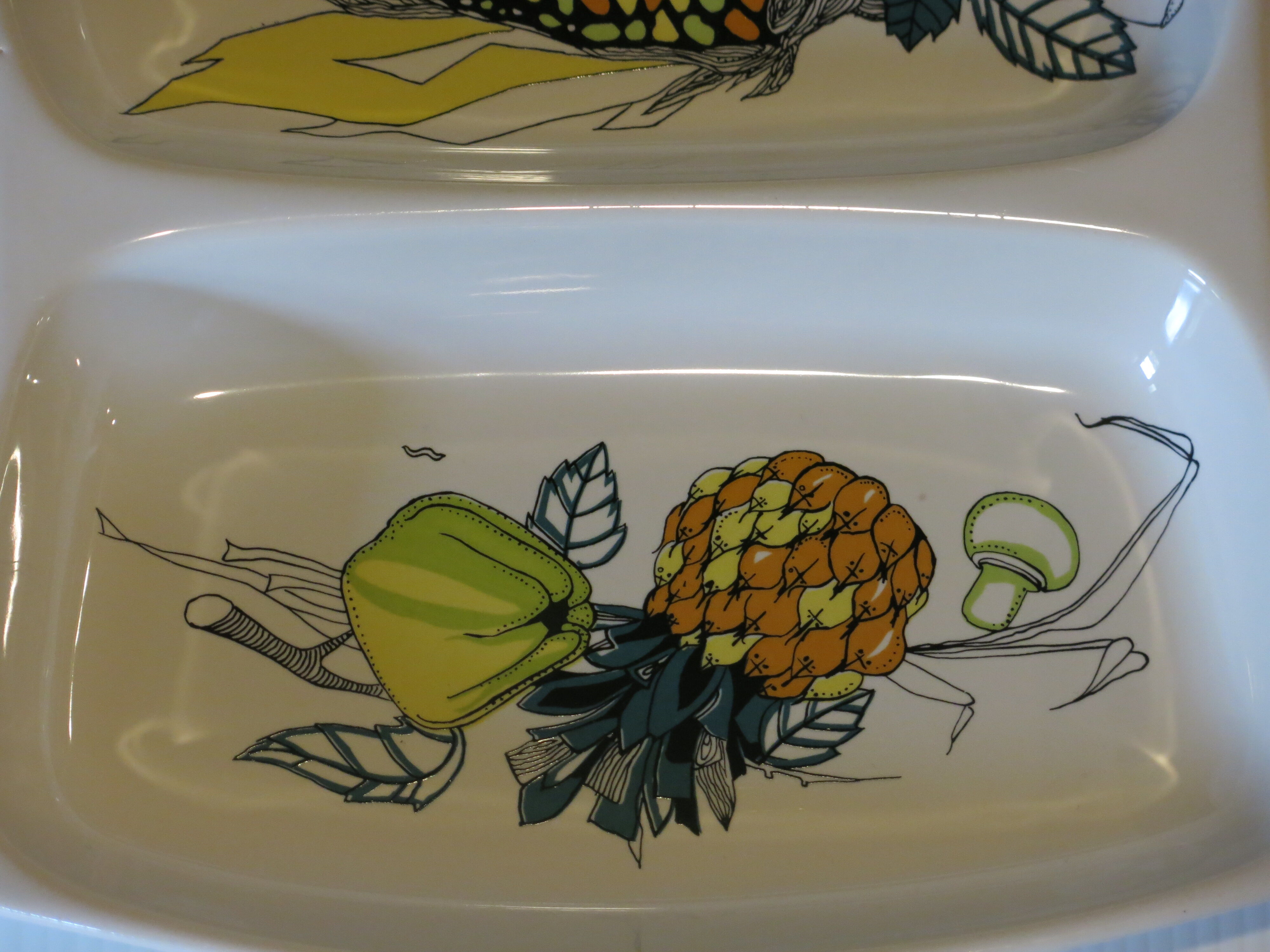 Serving dish with compartments