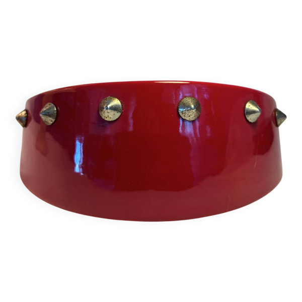 Cendrier vintage rouge laqué à clous métalliques – pièce design et déc