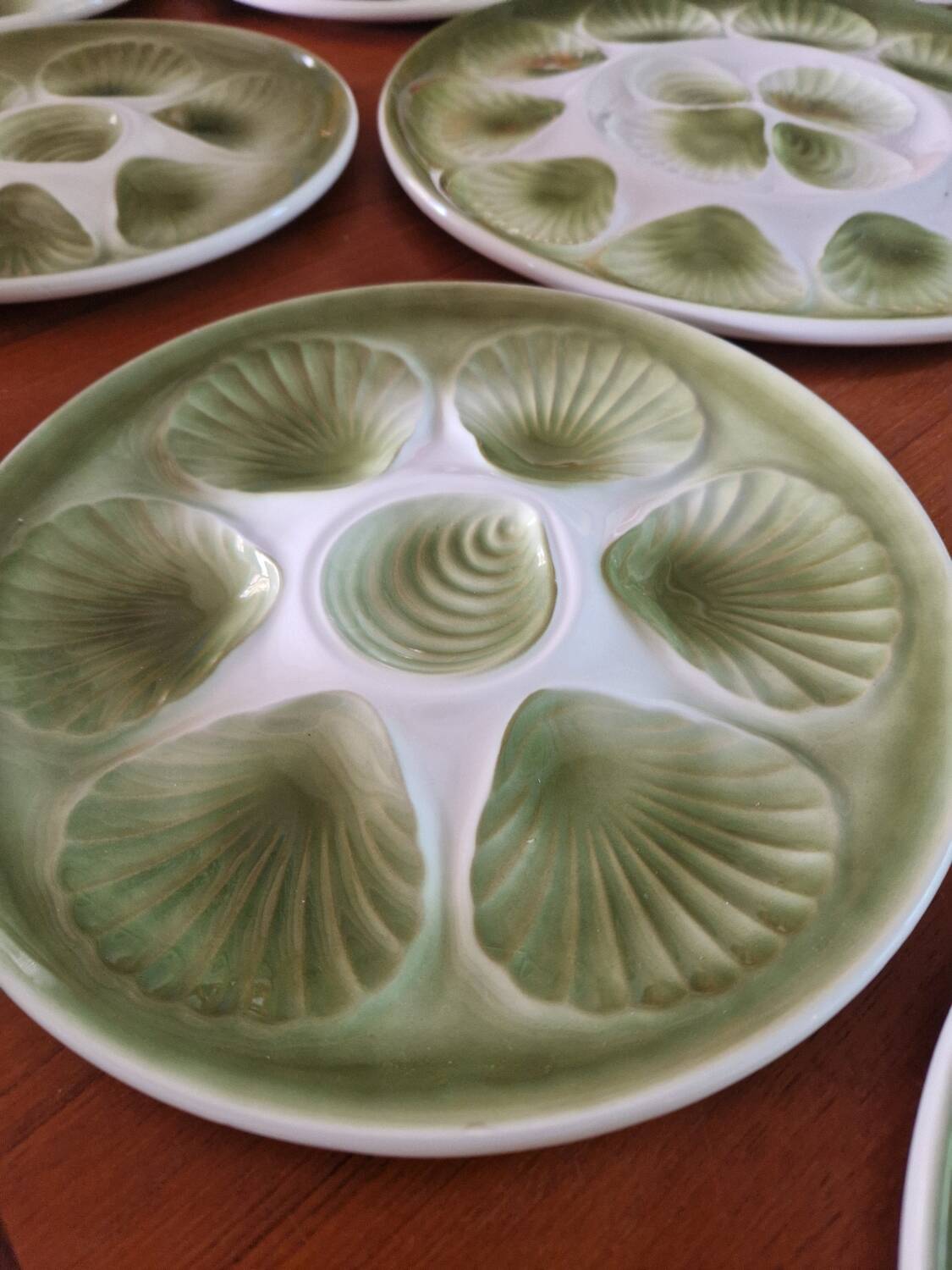 Vintage oyster service Moulin des Loups Orchies barbotine, 12 plates