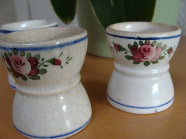 Antique diabolo egg cups