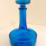 Carafe en verre bleu