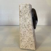 Un serre livres en travertin et fossile asymétrique