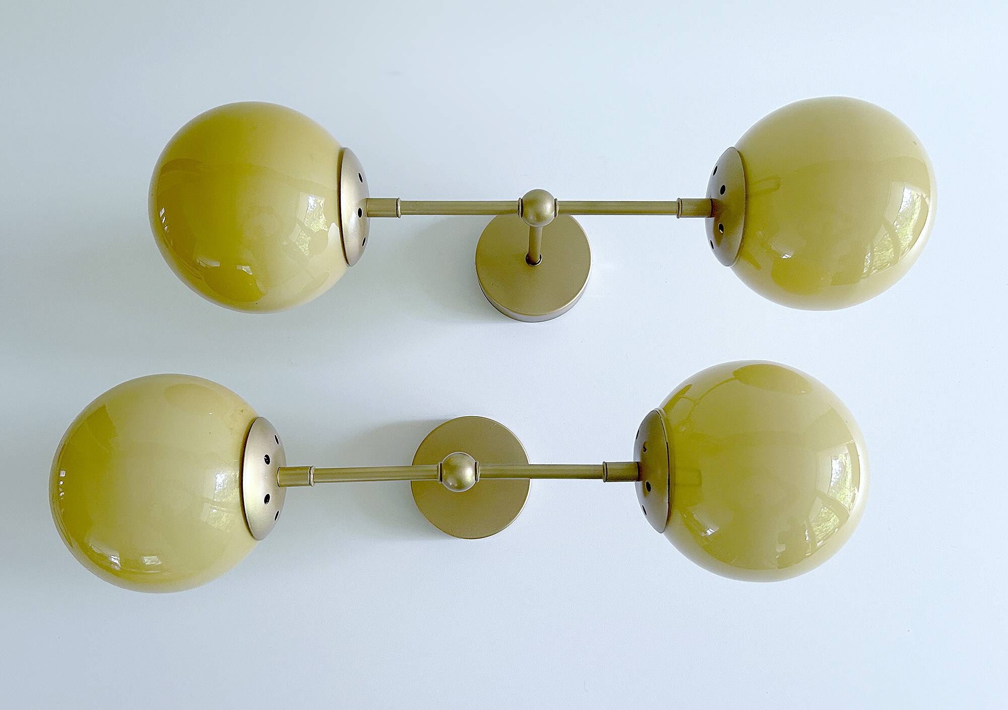 Paire de grandes appliques Art Déco en verre