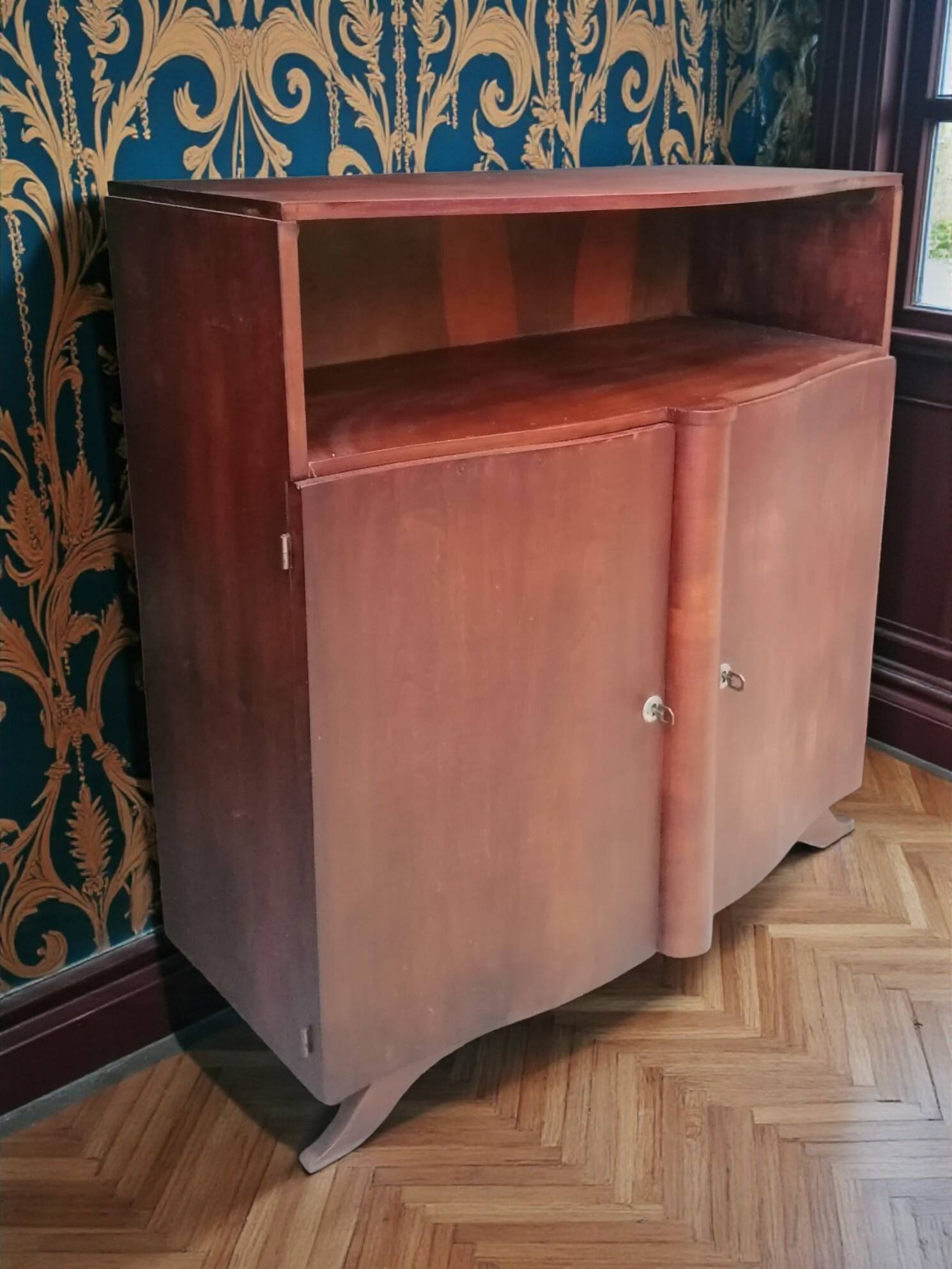 Petit buffet art déco en bois de plaquage.