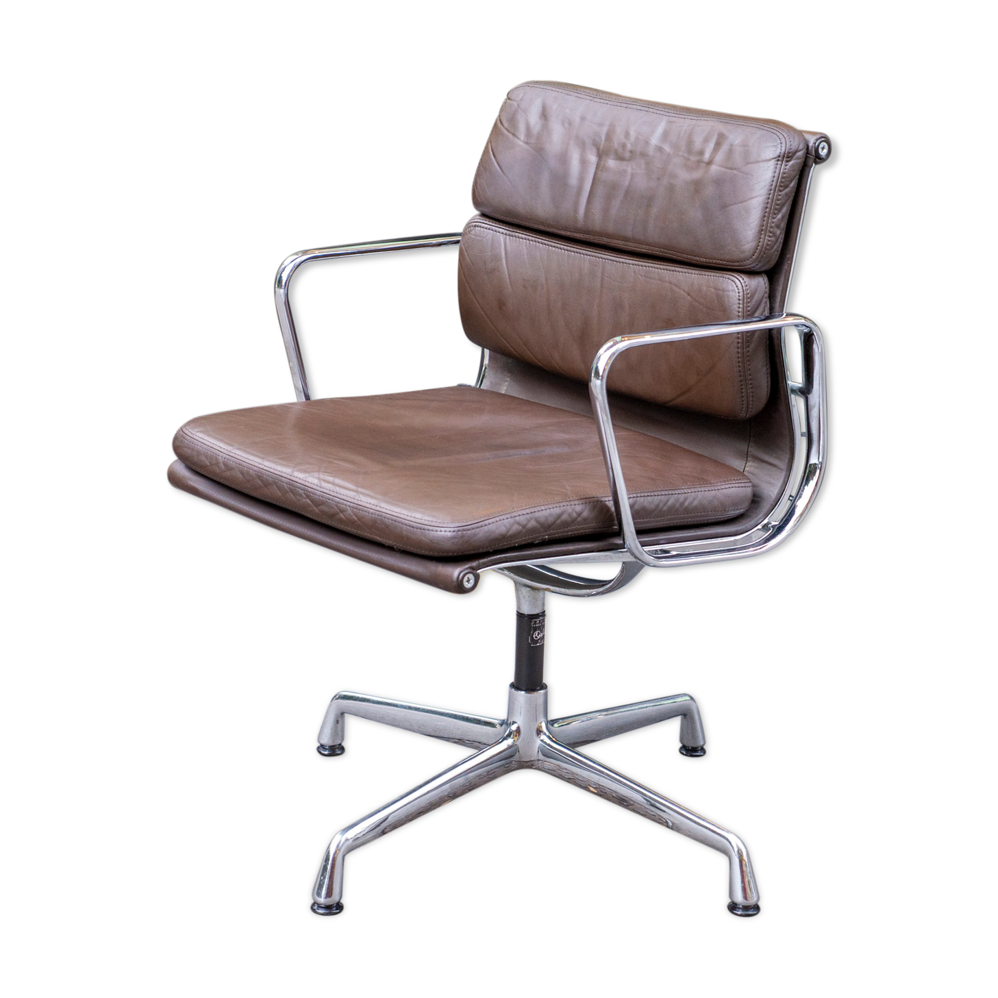 Soft Pad EA 218 brown chair by Charles & Ray Eames édit Herman Miller