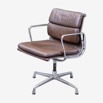 Fauteuil Soft Pad EA 218 marron de Charles & Ray Eames édité par Herman Miller