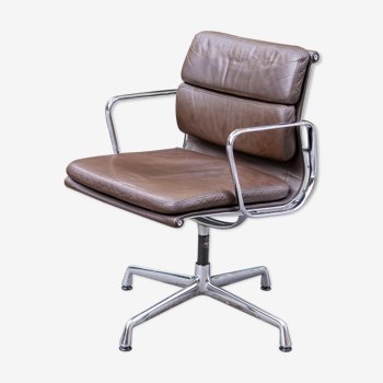 Soft Pad EA 218 brown chair by Charles & Ray Eames édit Herman Miller
