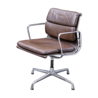 Fauteuil Soft Pad EA 218 marron de Charles & Ray Eames édité par Herman Miller